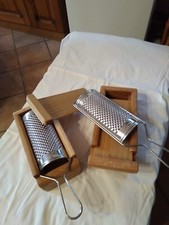 Grarttugia con Porta grattugia e cop artigianali in legno di ROVERE fatte a mano