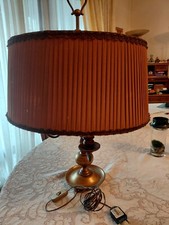 Lampada vintage da tavolo  in ottone lavorato 3 luci con paralume plisse'in seta