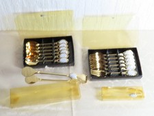 Conjunto Di 14 Pezzi Di Posate Color Oro Con Medaglione In Porcellana