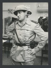 ALBERTO SORDI MENTRE PROVA UNA SCENA DEL FILM I DUE NEMICI  DI GUY HAMILTON 1961