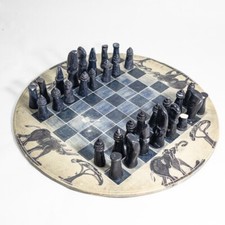 Scacchiera e scacchi in pietra