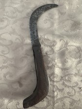 ANTICA RONCOLA IN FERRO BATTUTO CON IMPUGNATURA  IN LEGNO EPOCA  TARDO 800