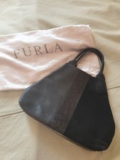 Borsa donna Furla a forma di trapezio, con dusty bag. Pelle nera e scamosciata