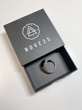 Anello Chavalier NOVE25, in argento 925 puntinato e pietra tona onice