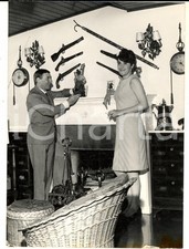 1966 ROMA Renato RASCEL nella sua casa con la seconda moglie Huguette CARTIER