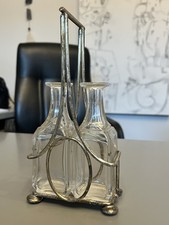 Vecchio Porta Olio E Aceto In Metallo Con Ampolle In Vetro Di Buona Fattura.