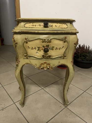 Comodino bombato veneziano