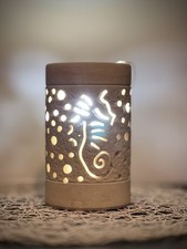 Lampada artigianale pietra Leccese con intarsio Cavalluccio Marino