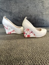 Scarpe bianche con zeppa