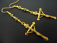 UN PAIO DI ORECCHINI A CROCE LUNGA PENDENTE COLOR ORO. NUOVO