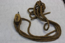 vecchia carrucola in legno e metallo con corda a due pulegge