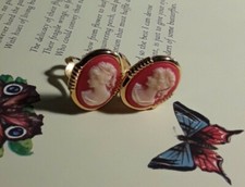 Orecchini-clip vintage "Cameo", bigiotteria anni 60,metallo colore oro e resina.