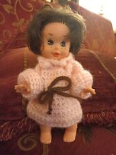 Deliziosa mini bambola Fiba, mora con grazioso abitino rosa ad uncinetto.