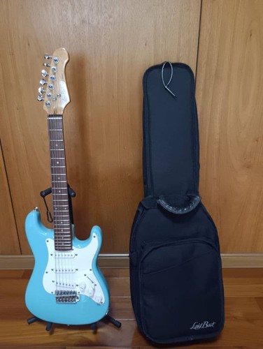Mini chitarra elettrica blu