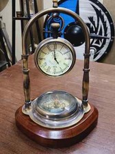 Eleganza nautica: antico orologio da scrivania in ottone con bussola integrat...