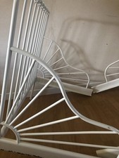 Due lettini ikea allungabili compreso un materasso, la vernice è un pò rovinata 