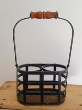 Vecchio portabottiglie d’epoca, realizzato in ferro pieno e dotato di manico