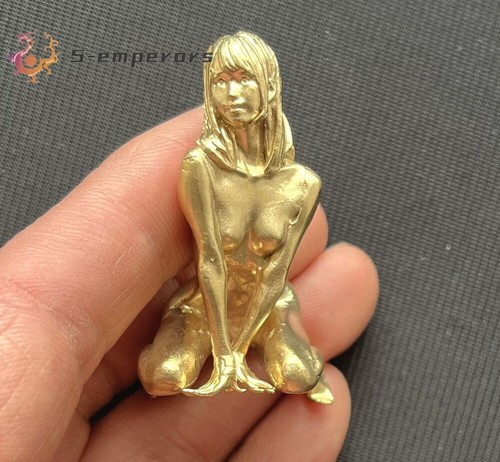 Statua ragazza sexy posizione