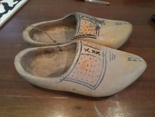 Antichi Zoccoli In Legno Incavati Da Blocco Unico Di Legno con decori 