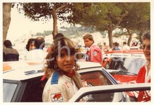 1982 RALLY ISOLA D'ELBA Pilota Paola ALBERI sale sull'auto *Foto JOLLY CLUB