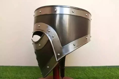 Elmetto medievale oscurato
