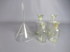 Set 4 bottiglie farmacia e 1 imbuto in vetro vintage anni ‘50