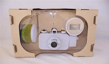 Lomography LA SARDINA 35mm fotocamera analogica bianca con flash NUOVA con scatola