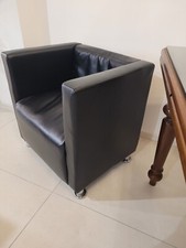 POLTRONA IN ECOPELLE NERA QUADRATA, OTTIME CONDIZIONI, USATA PER ARRED. NEGOZIO