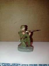 E.I. Militare in ginocchio