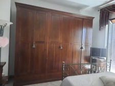 Armadio in legno massello noce nazionale realizzato a mano dal falegname.