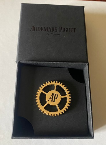 Audemars piguet pin dorato con - pin,