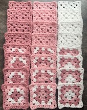 Quadrati della nonna all'uncinetto fatti a mano all'uncinetto nuovi 24 x rosa, rosa, bianchi tonalità rosa.
