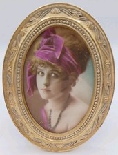 Cornice ovale vintage Silvestri oro ottone con bellissima seduttrice vittoriana 6"