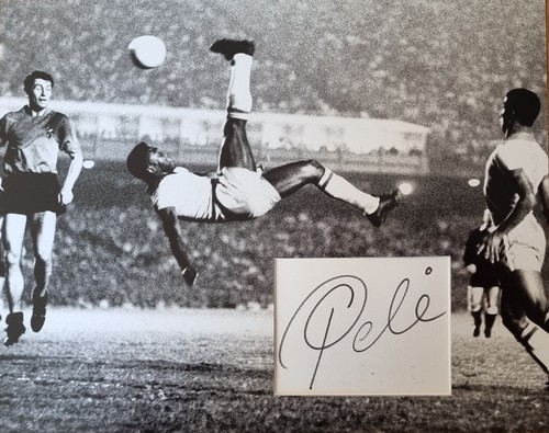 Pele signed 14x11 photo - pele,