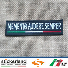 Toppa Patch ricamata MEMENTO AUDERE SEMPER - Toppe con velcro 12 x 3 cm
