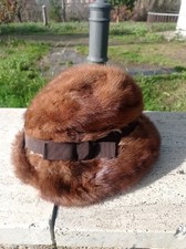 CAPPELLO CON FALDE E FETTUCCIA