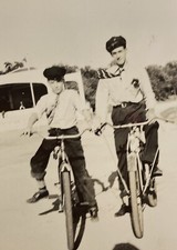 Fotografia d'epoca uomo e ragazzo in bicicletta foto bianco e nero bici