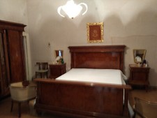 Camera da letto completa in preziosa radica di noce