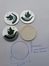 4 Emblema Coprimozzo CopriCerchi Materiale  Alluminio In Rilievo Con Biadesivo 