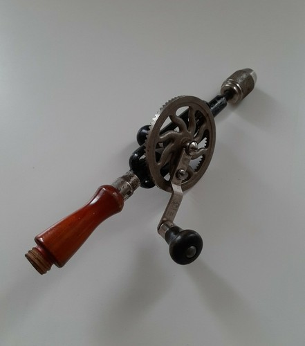 Trapano manuale antico
