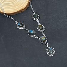 Collana con gioielli in