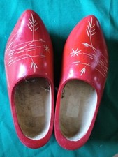 Coppia di Zoccoli rossi in legno 30 cm decorati