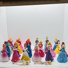 Lotto 26 bambole e 24 vestiti