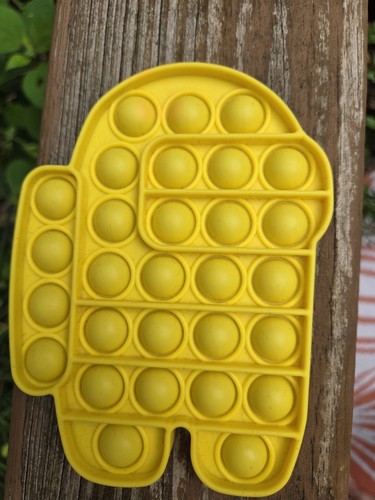 Giocattolo giallo pop among - giocattolo, it