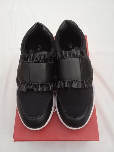 Scarpe basse nere con velcro