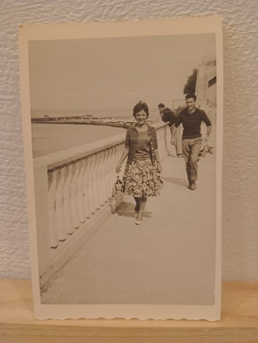 Donna passeggia sul - passeggia,