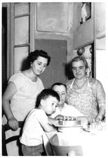 38A) FOTOGRAFIA FOTO FESTA DI COMPLEANNO BAMBINO SPEGNE CANDELINE TORTA