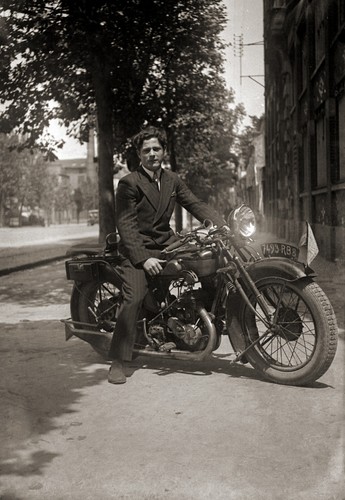 Portrait homme sur moto
