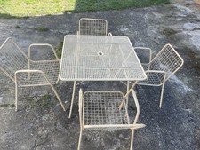 Tavolo con sedie da esterno