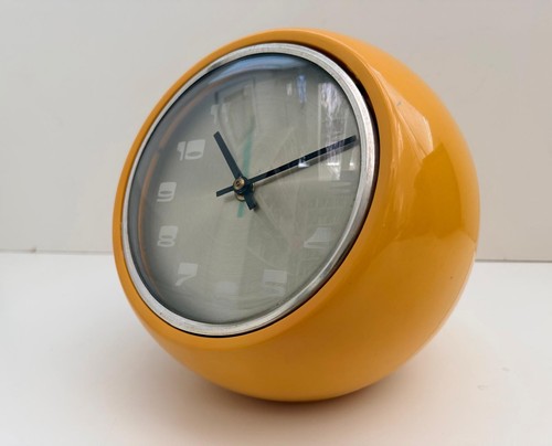 Space age yellow - age,